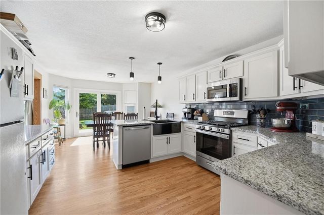 4421 SW Hillside Drive, Lee's Summit, MO 64082