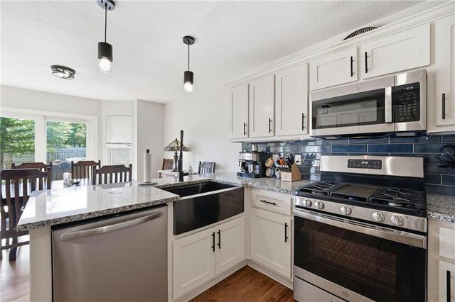 4421 SW Hillside Drive, Lee's Summit, MO 64082