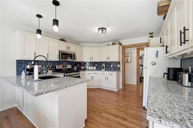 4421 SW Hillside Drive, Lee's Summit, MO 64082