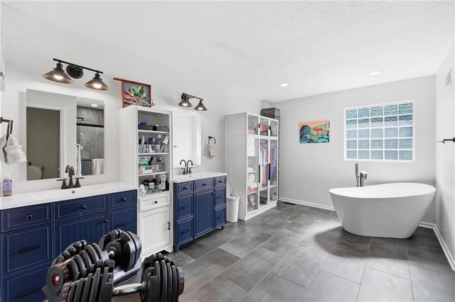 4421 SW Hillside Drive, Lee's Summit, MO 64082