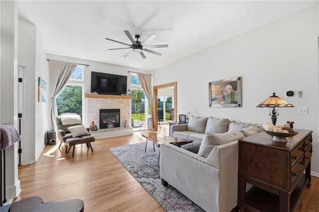 4421 SW Hillside Drive, Lee's Summit, MO 64082