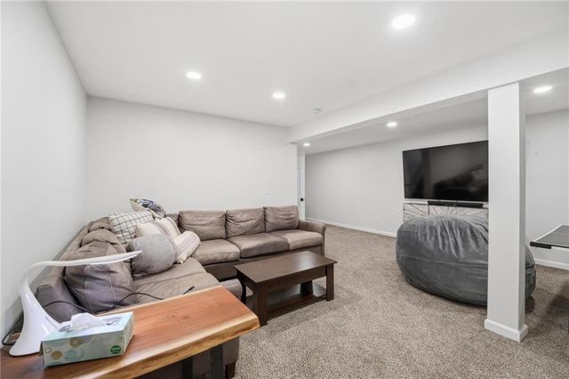 4421 SW Hillside Drive, Lee's Summit, MO 64082