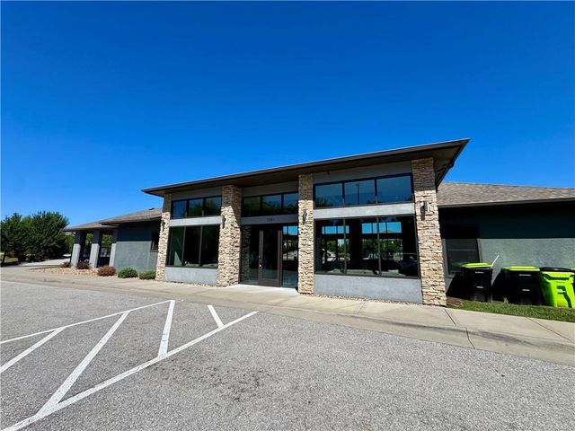 4421 SW Hillside Drive, Lee's Summit, MO 64082