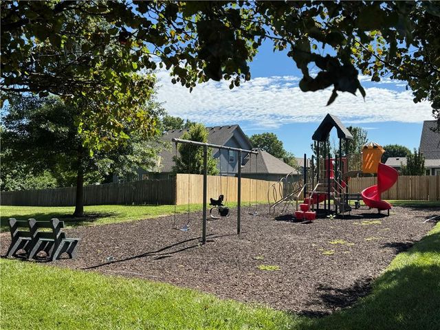 4421 SW Hillside Drive, Lee's Summit, MO 64082