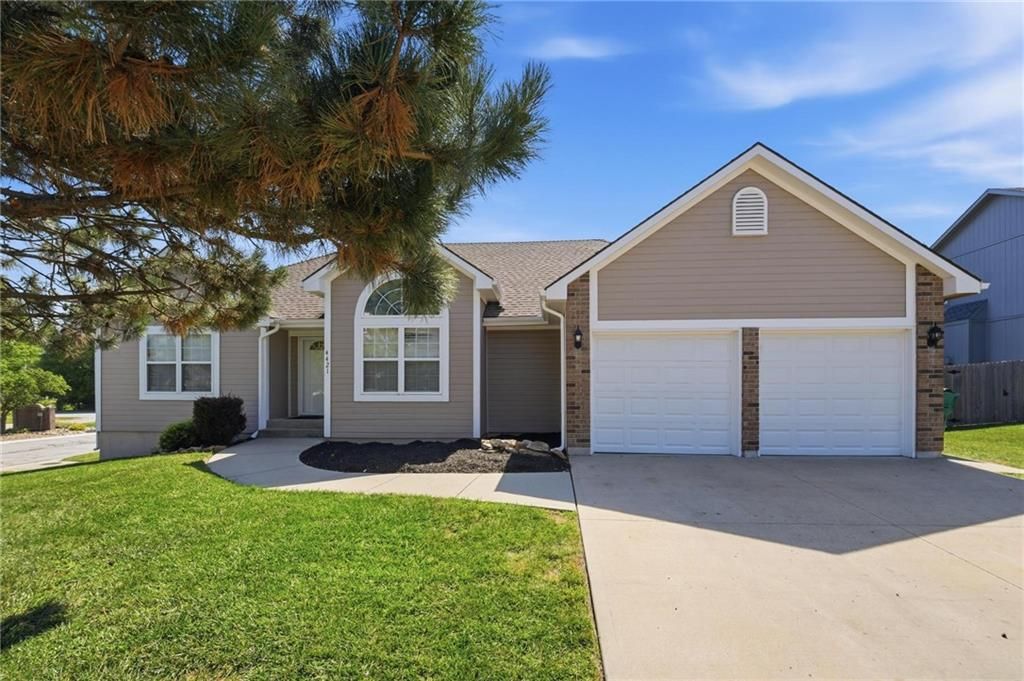 4421 SW Hillside Drive, Lee's Summit, MO 64082