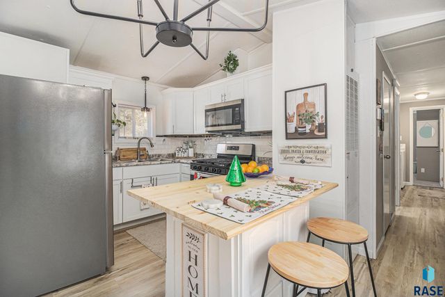 1020 N Bunker Pl Place, Sioux Falls, SD 57103