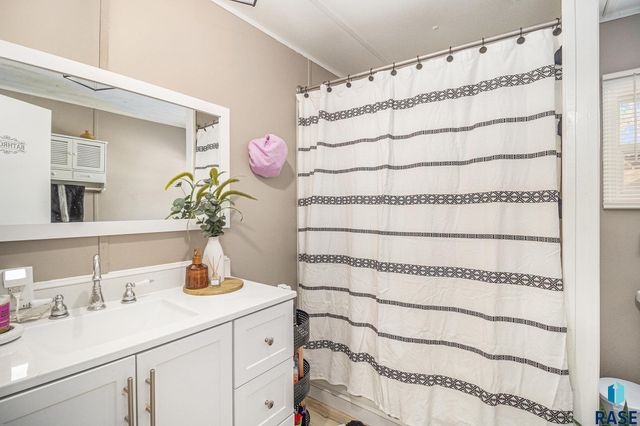 1020 N Bunker Pl Place, Sioux Falls, SD 57103