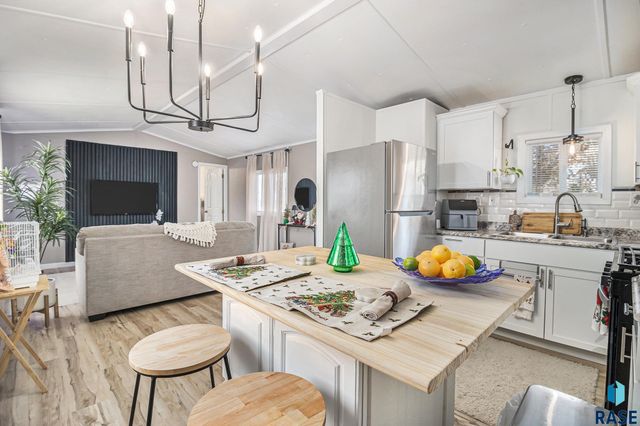 1020 N Bunker Pl Place, Sioux Falls, SD 57103