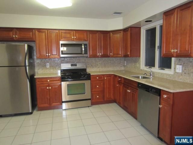 2217 B Mackay B, Fort Lee, NJ 07024