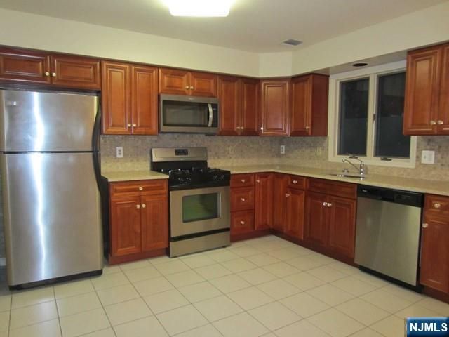2217 B Mackay B, Fort Lee, NJ 07024