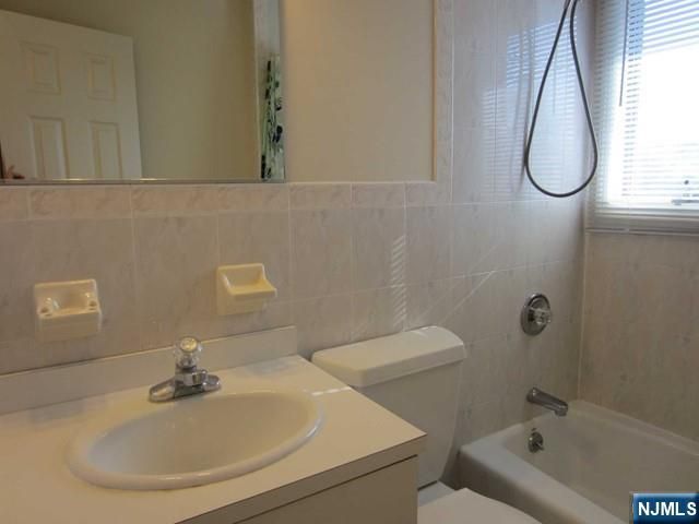 2217 B Mackay B, Fort Lee, NJ 07024