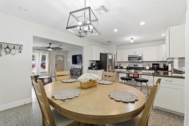 812 W 124TH AVENUE, Tampa, FL 33612