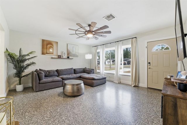 812 W 124TH AVENUE, Tampa, FL 33612