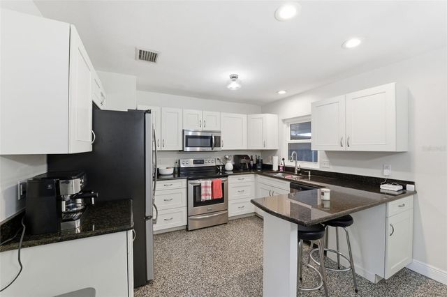 812 W 124TH AVENUE, Tampa, FL 33612