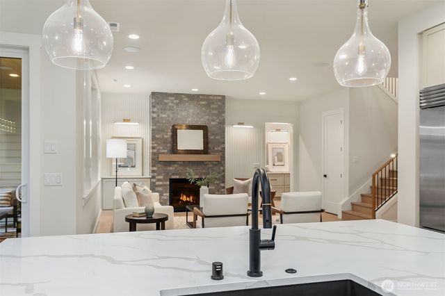 816 165th Avenue NE, Bellevue, WA 98008
