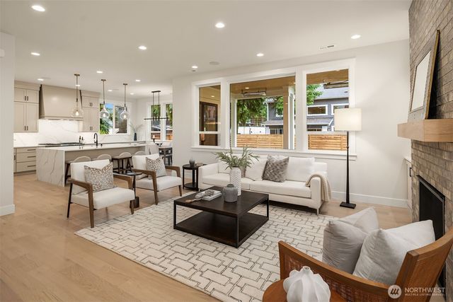 816 165th Avenue NE, Bellevue, WA 98008