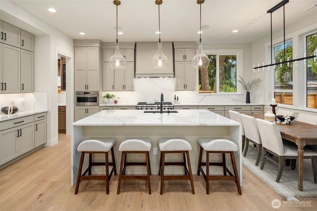 816 165th Avenue NE, Bellevue, WA 98008