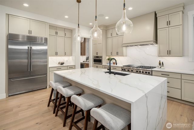 816 165th Avenue NE, Bellevue, WA 98008