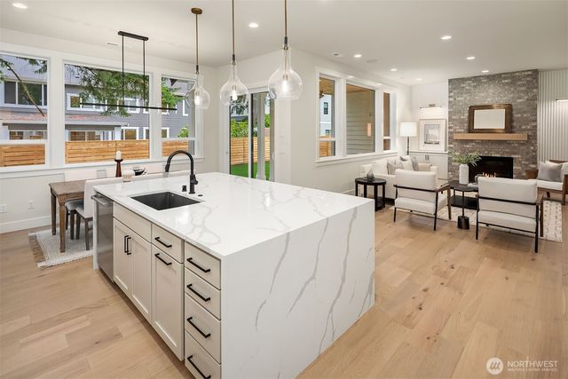816 165th Avenue NE, Bellevue, WA 98008