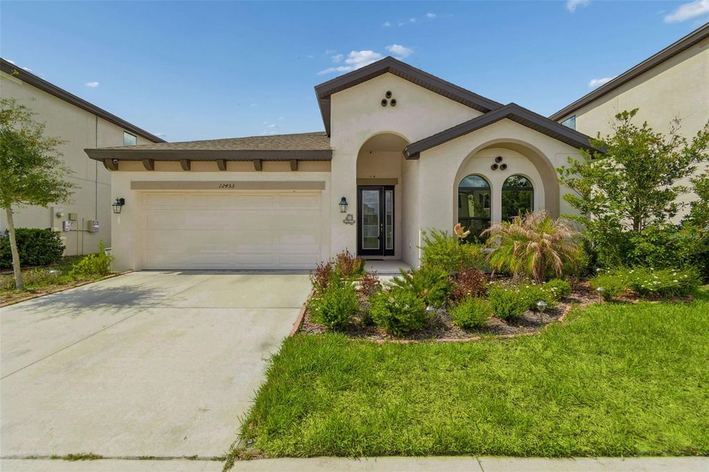Image 2 of property listing at 12453 HORSESHOE BEND DRIVE, Lithia, FL 33547