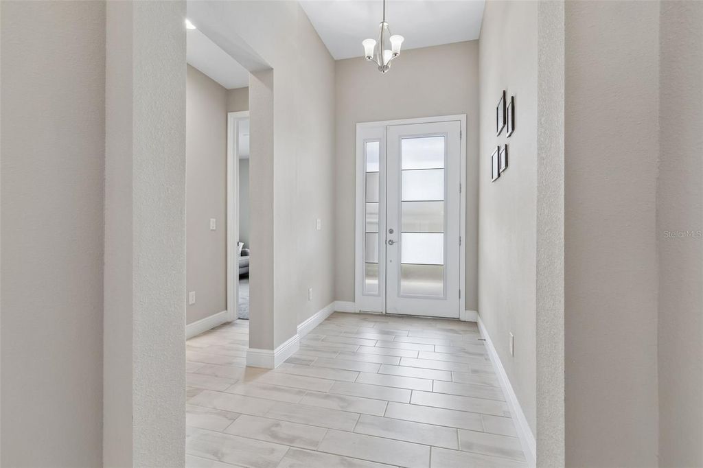 Image 6 of property listing at 12453 HORSESHOE BEND DRIVE, Lithia, FL 33547