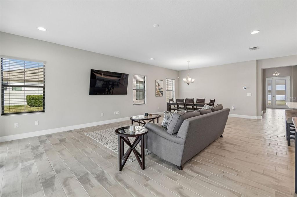 Image 7 of property listing at 12453 HORSESHOE BEND DRIVE, Lithia, FL 33547