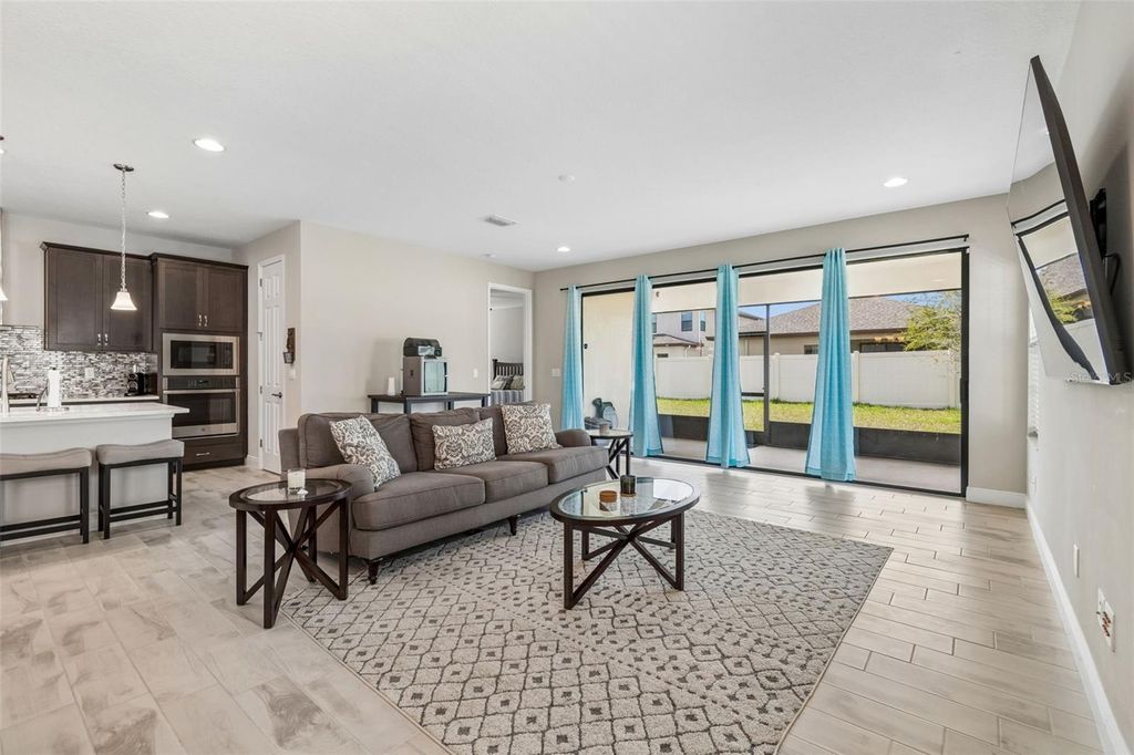 Image 9 of property listing at 12453 HORSESHOE BEND DRIVE, Lithia, FL 33547