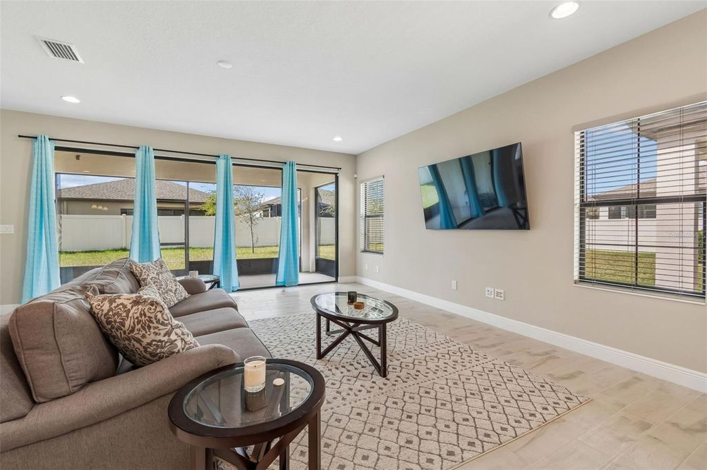 Image 10 of property listing at 12453 HORSESHOE BEND DRIVE, Lithia, FL 33547