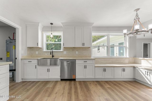 7937 Helmsdale Drive, Ocean Springs, MS 39564