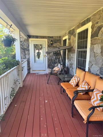 10 Willys Court, Rock Tavern, NY 12575