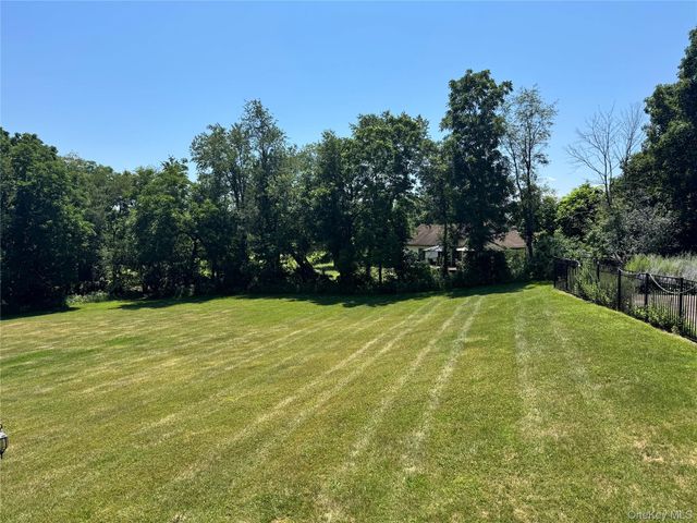 10 Willys Court, Rock Tavern, NY 12575