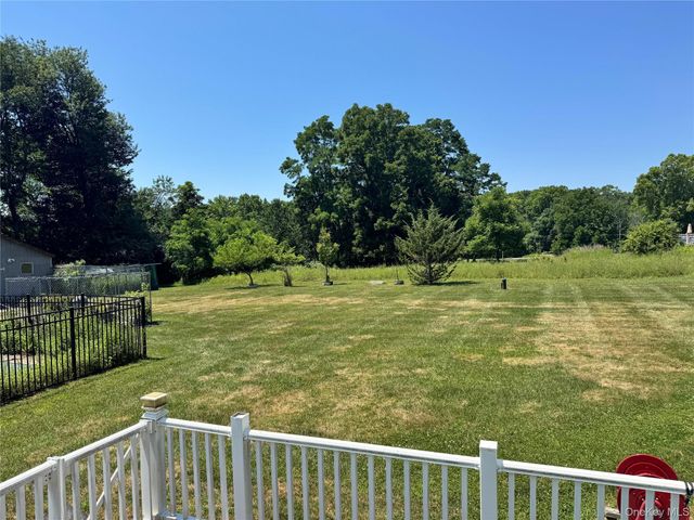 10 Willys Court, Rock Tavern, NY 12575