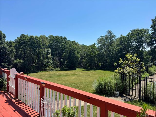 10 Willys Court, Rock Tavern, NY 12575