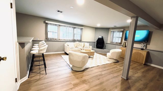 9323 S 80th Court, Hickory Hills, IL 60457