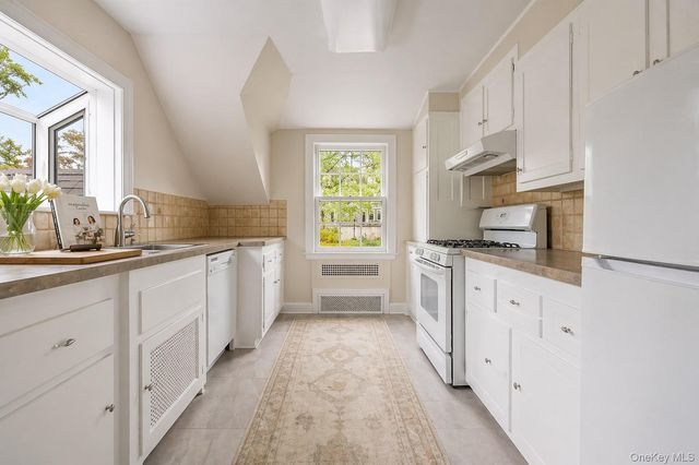 47 Brookfield Place, Pleasantville, NY 10570