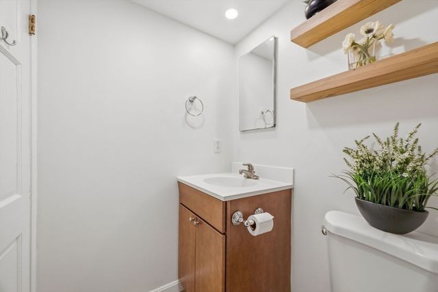 16 Linwood St, Holbrook, MA 02343