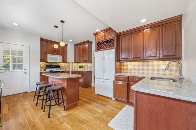 16 Linwood St, Holbrook, MA 02343