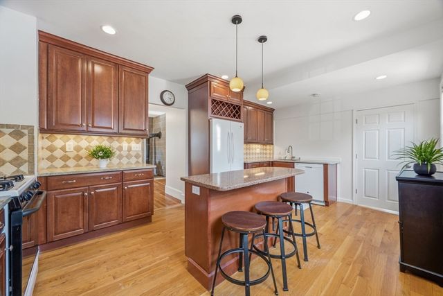 16 Linwood St, Holbrook, MA 02343