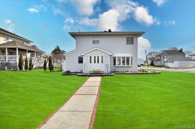 9 Cabot Road W, Massapequa, NY 11758