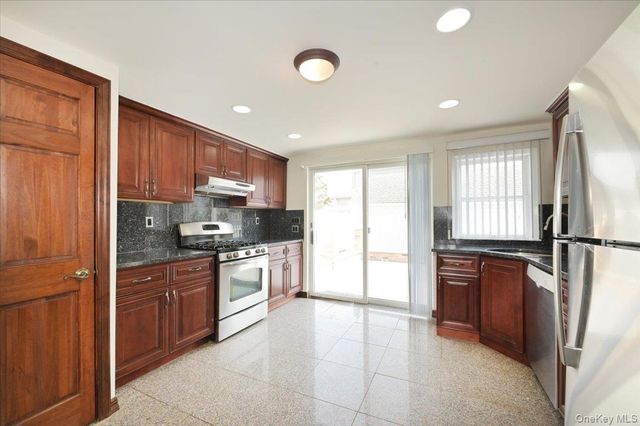 9 Cabot Road W, Massapequa, NY 11758