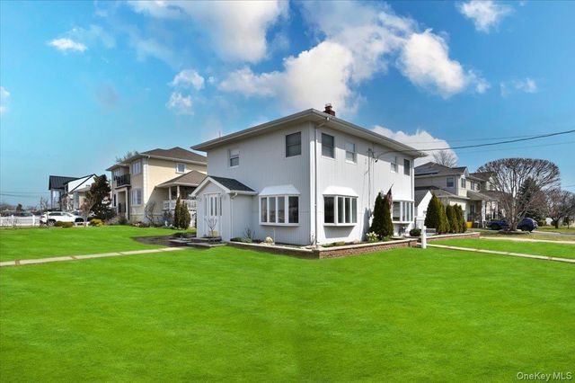 9 Cabot Road W, Massapequa, NY 11758