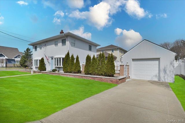 9 Cabot Road W, Massapequa, NY 11758