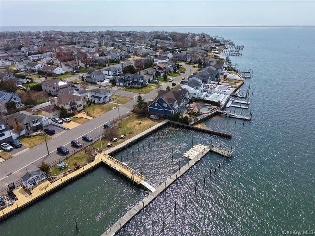 9 Cabot Road W, Massapequa, NY 11758