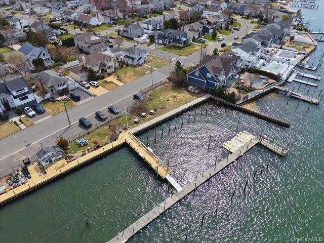 9 Cabot Road W, Massapequa, NY 11758