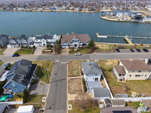 9 Cabot Road W, Massapequa, NY 11758