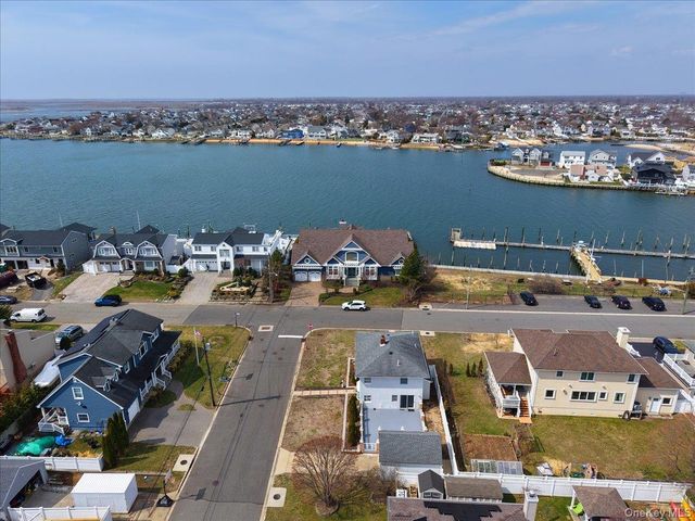 9 Cabot Road W, Massapequa, NY 11758