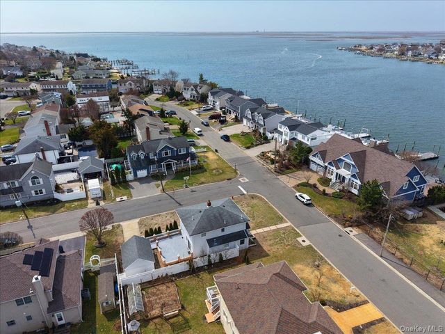 9 Cabot Road W, Massapequa, NY 11758