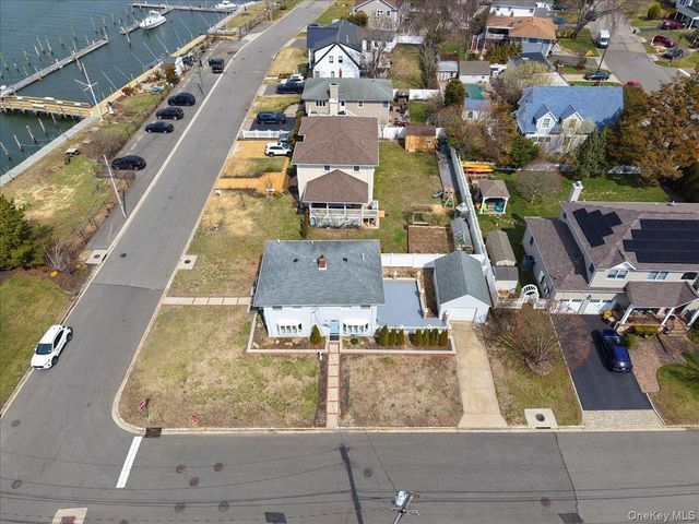 9 Cabot Road W, Massapequa, NY 11758