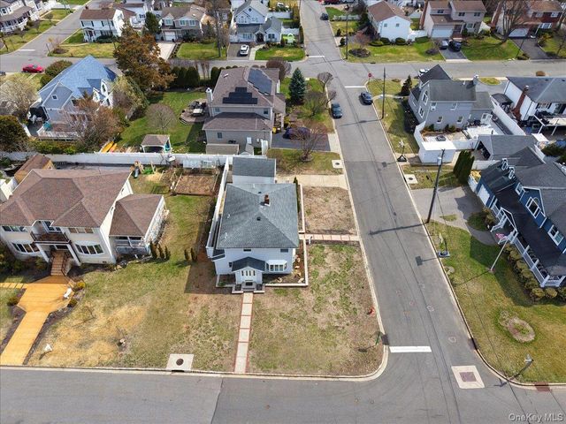 9 Cabot Road W, Massapequa, NY 11758