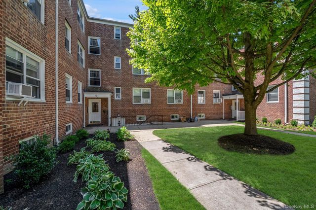 9 Edwards 1-F, Roslyn Heights, NY 11577